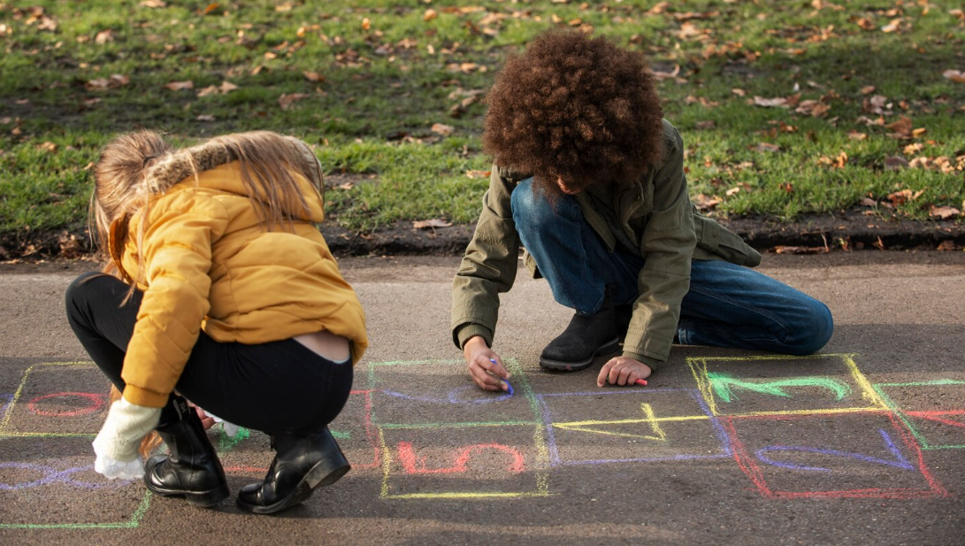 Cómo el juego promueve un desarrollo saludable en niños pequeños