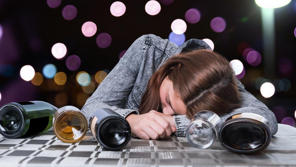¿Qué es la drunkorexia?