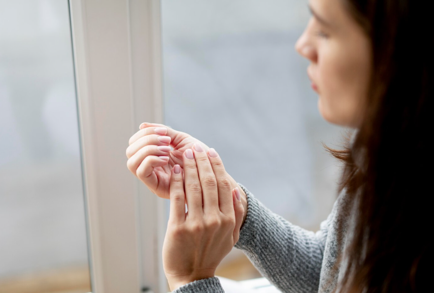 Tronarse los dedos, un “atentado” a las articulaciones
