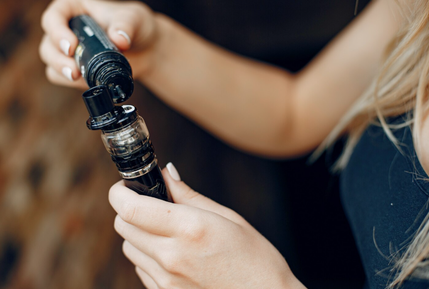 "Es como si fumaran 20 cigarrillos al día": los riesgos de los cigarrillos electrónicos que se han puesto de moda entre jóvenes y adolescentes