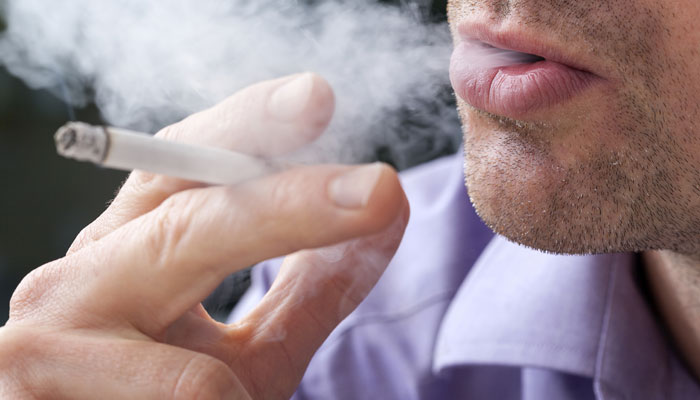 El humo del tabaco puede causar sordera a los fumadores pasivos