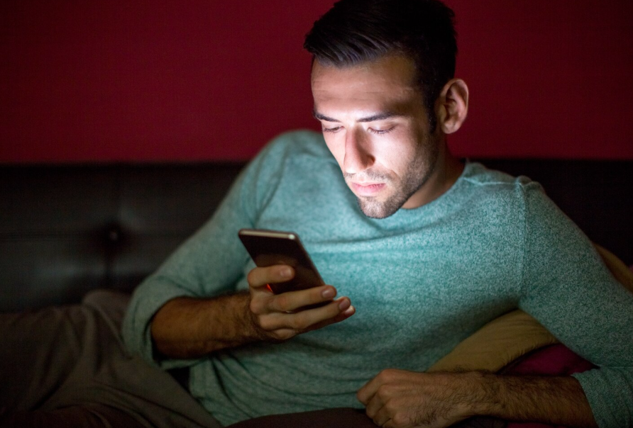 Tienen entre 10 y 19 años  Adictos al celular: la mitad de los adolescentes argentinos pasan 12 horas al día con el teléfono en la mano