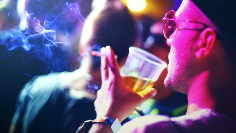 ¿Por qué beber alcohol aumenta el riesgo de cáncer?